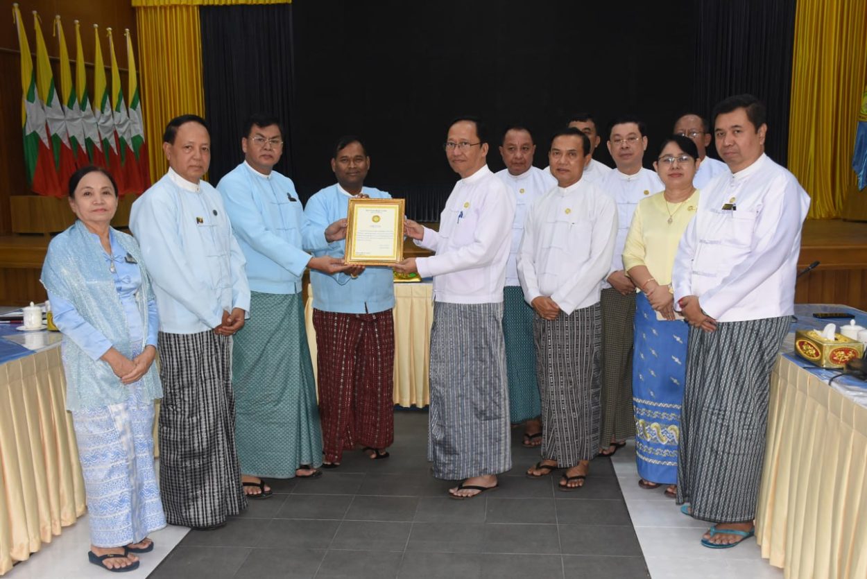 ကျန်းမာရေးဝန်ကြီးဌာန ပြည်ထောင်စုဝန်ကြီး ဒေါက်တာသက်ခိုင်ဝင်း မန္တလေးငလျင်ကြီးဘေးခံစားခဲ့ရသော ပြည်သူများအား ကျန်းမာရေးစောင့်ရှောက်မှုလုပ်ငန်းများတွင်  စွမ်းစွမ်းတမံဆောင်ရွက်ခဲ့သည့် ကျန်းမာရေးဝန်ထမ်းများနှင့် လူနာများအတွက် အထွေထွေအသုံးပြုရန် ပြည်ထောင်စုသမ္မတမြန်မာနိုင်ငံတော်၊  ဘာသာပေါင်းစုံချစ်ကြည်ညီညွတ်ရေးအဖွဲ့မှ  ငွေကျပ်သိန်းငါးဆယ် လှူဒါန်းခြင်းကိုလက်ခံခဲ့ပြီး ဂုဏ်ပြုမှတ်တမ်းလွှာများ ပြန်လည်ပေးအပ်