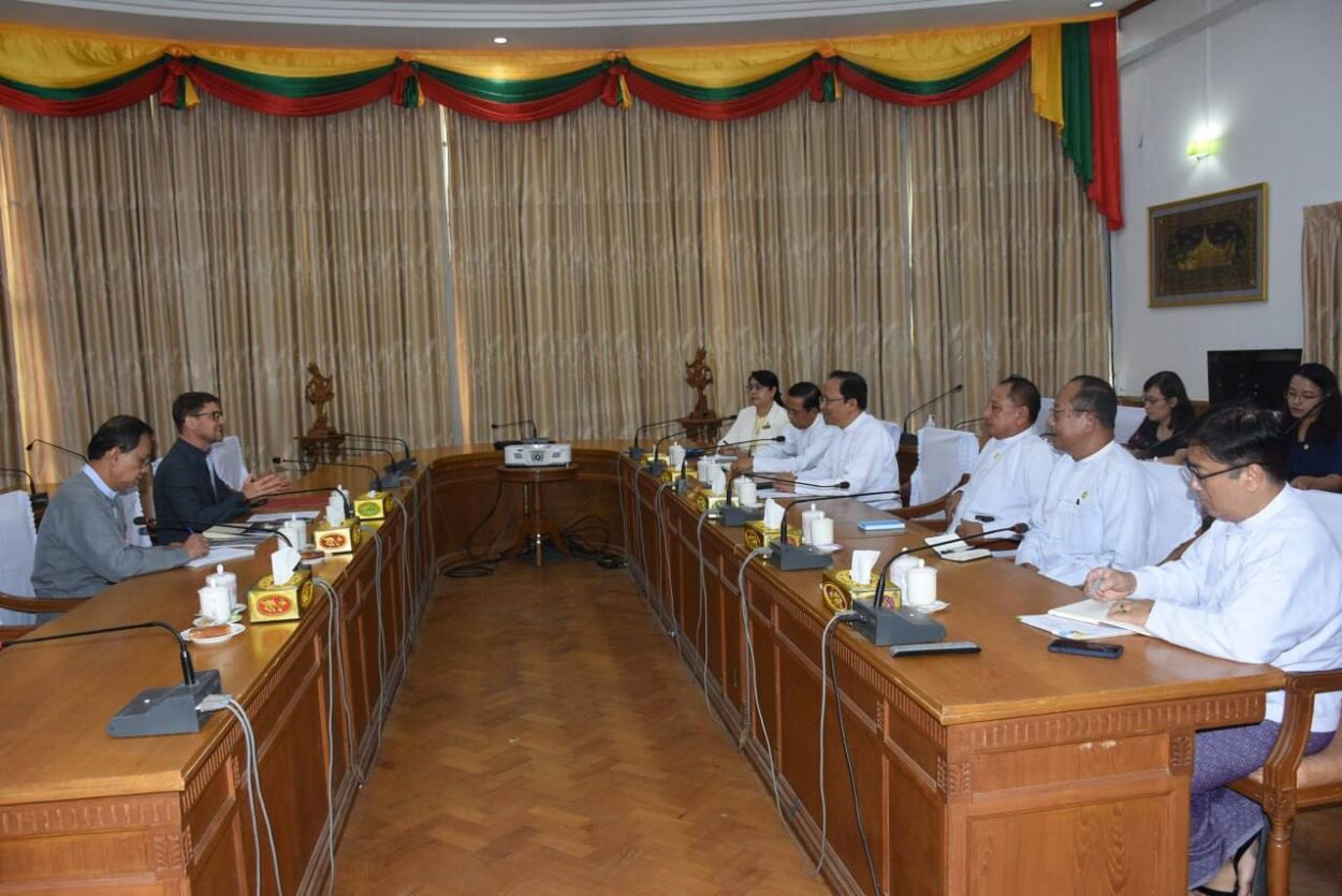 ကျန်းမာရေးဝန်ကြီးဌာန၊ ပြည်ထောင်စုဝန်ကြီးဒေါက်တာသက်ခိုင်ဝင်းမှ  အပြည်ပြည်ဆိုင်ရာကြက်ခြေနီကော်မတီ (ICRC)၏ဌာနေကိုယ်စားလှယ် မစ္စတာအားနော့ဒီဘေ့ခ်အားလက်ခံတွေ့ဆုံ